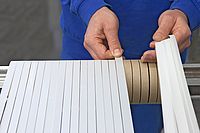 Sticking down the individual narrow-cut strips