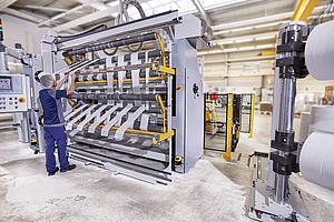 2. Ankleben der geschnittenen 175 mm breiten Vliesbahn